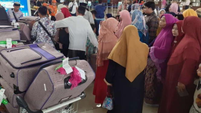 Ribuan jemaah umrah tertahan di Bandara Soekarno-Hatta.
