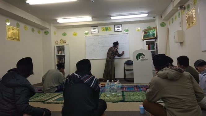 Suasana aktifitas jemaah di Masjid Nusantara Akihabara Tokyo