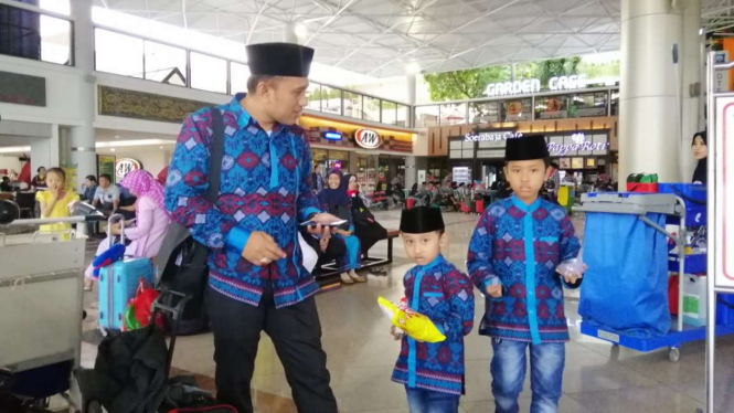 Saifullah Ma'sum bersama dua anaknya tunda berangkat umrah setelah sampai di Bandara Juanda Surabaya.