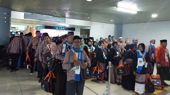 Jemaah umrah Karomah Bait Al-Ansor di Bandara Sultan Mahmud Badaruddin II.