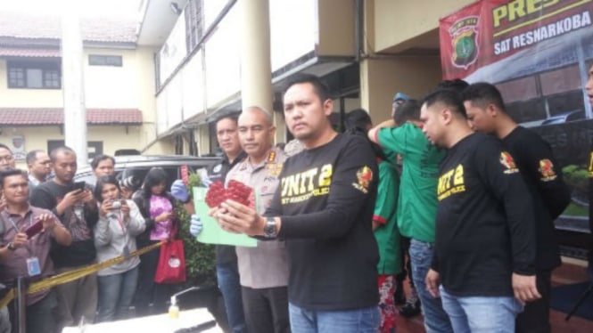 Kapolres Jakarta Barat Komisaris Besar Audie Latuheru menunjukan barbuk narkoba