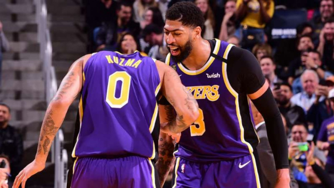 Pemain LA Lakers, Kyle Kuzma dan Anthony Davis.