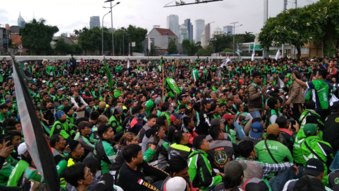 Demo ojek online di depan DPR