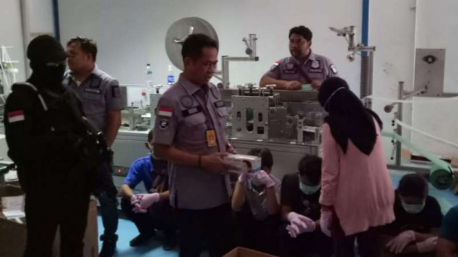 Polisi gerebek pabrik masker ilegal di Jakarta Utara, Jumat, 28 Februari 2020.