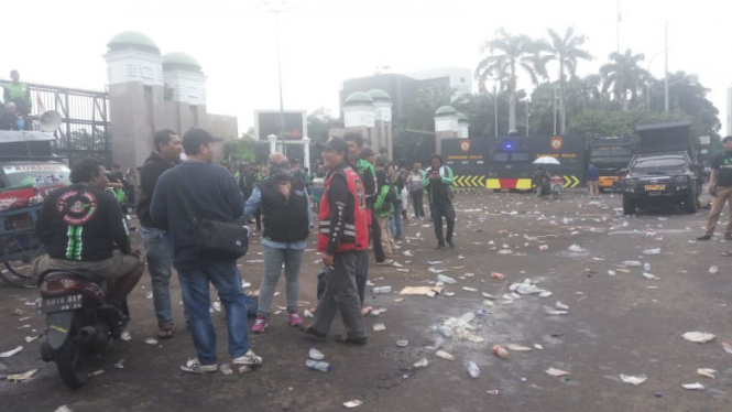 Sampah di depan DPR pasca demo ojek online