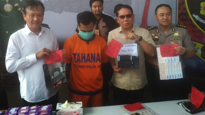 Polisi memperlihatkan tersangka baru dan ribuan kartu seluler perdana yang dipakai untuk kejahatan dalam kasus order fiktif Gojek di Markas Polda Jatim di Surabaya pada Jumat, 28 Februari 2020.
