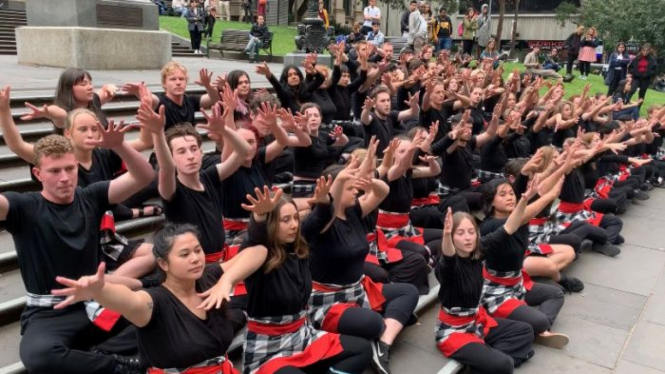 Puluhan siswa universitas di Melbourne menampilkan Tari Kecak di depan State Library of Victoria.