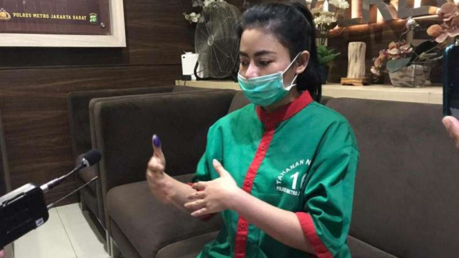 Vitalia Sesha mengenakan baju tahanan.