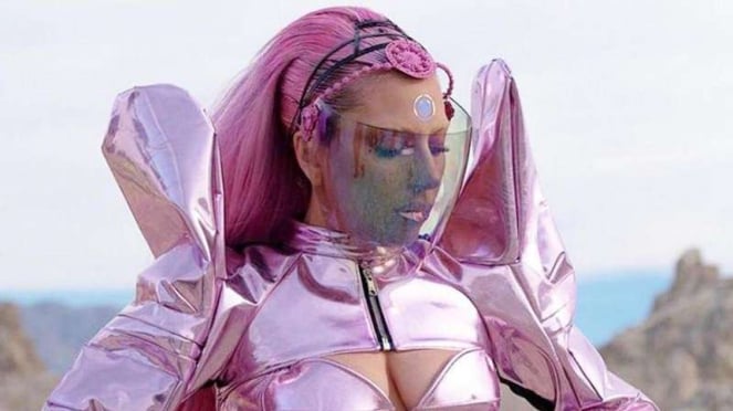 Lady Gaga gunakan kacamata dan bando karya Rinaldi A Yunardi
