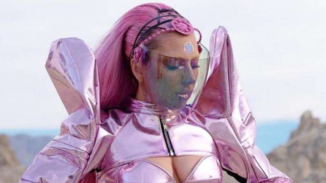 Lady Gaga gunakan kacamata dan bando karya Rinaldi A Yunardi