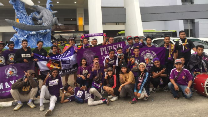 Suporter Persik Kediri di Stadion Gelora Bung Tomo, Surabaya