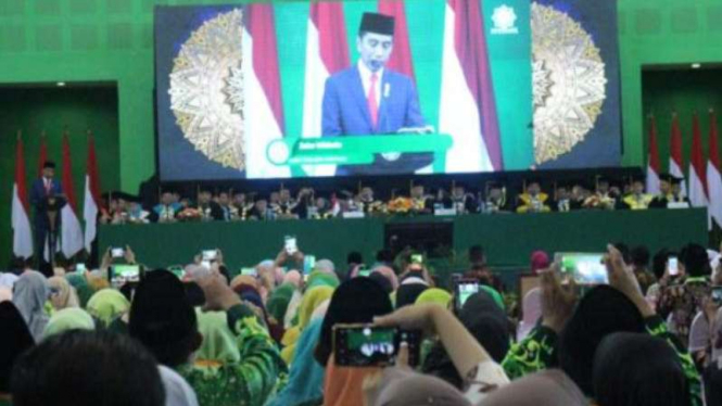 Presiden Jokowi di acara pengukuhan guru besar kepada KH Asep saifuddin Chalim.