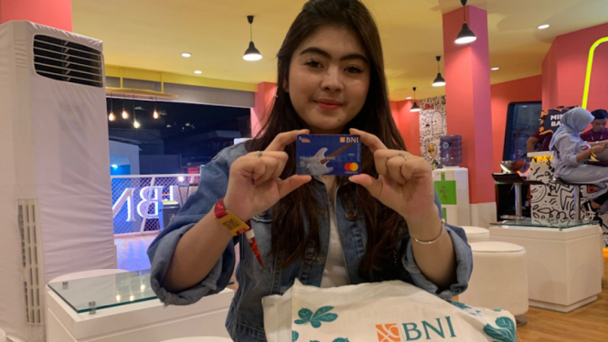 Jessica, salah satu pengguna layanan BNI Sonic menunjukkan kartu debet BNI usai gunakan BNI Sonic.