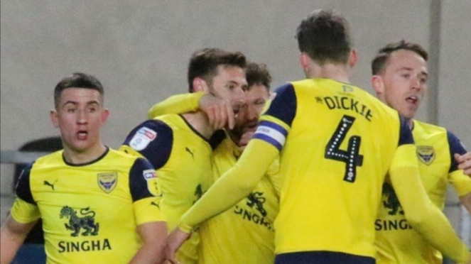 Para pemain Oxford United merayakan gol. 