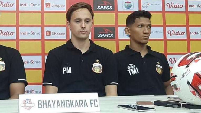 Pelatih Bhayangkara FC (kiri), Paul Munster