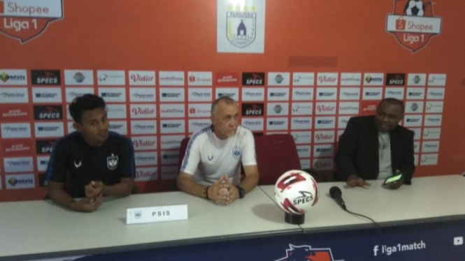 Pelatih PSIS Semarang, Dragan Djukanovic (tengah)