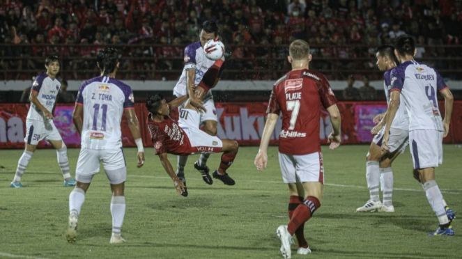 Aksi pemain Bali United dan Persita Tangerang