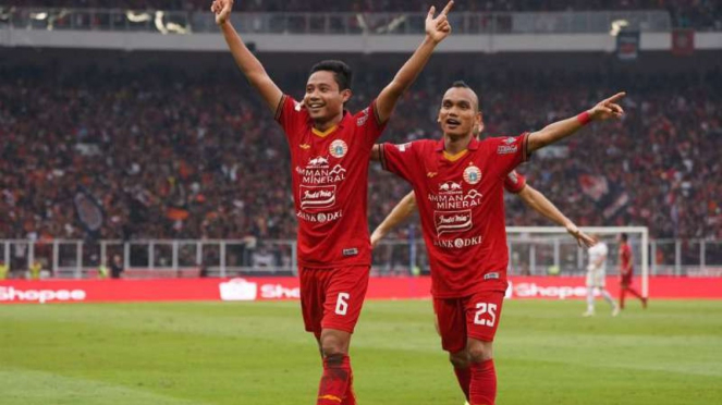 Gelandang Persija Jakarta, Evan Dimas rayakan gol.