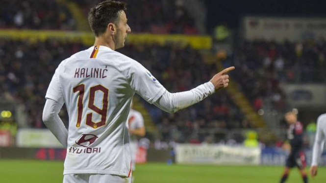 Striker AS Roma, Nikola Kalinic rayakan gol.