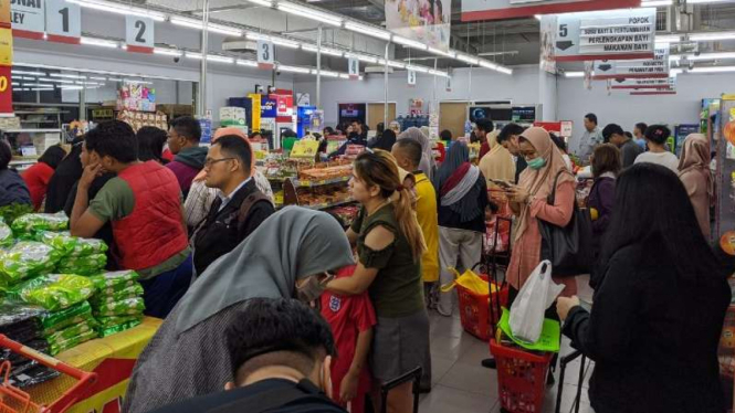 Warga serbu berbelanja di supermarket.