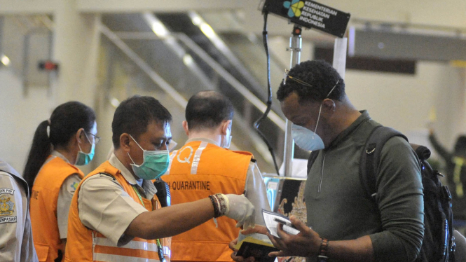 Petugas bagikan masker sebagai antisipasi infeksi virus corona di Jakarta.