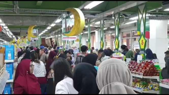 Warga melakukan aksi borong bahan makanan (panic buying) di pusat perbelanjaan di Jaktim.