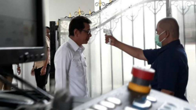 Ri Positif Corona Menteri Dan Tamu Cek Suhu Tubuh Saat Masuk Istana