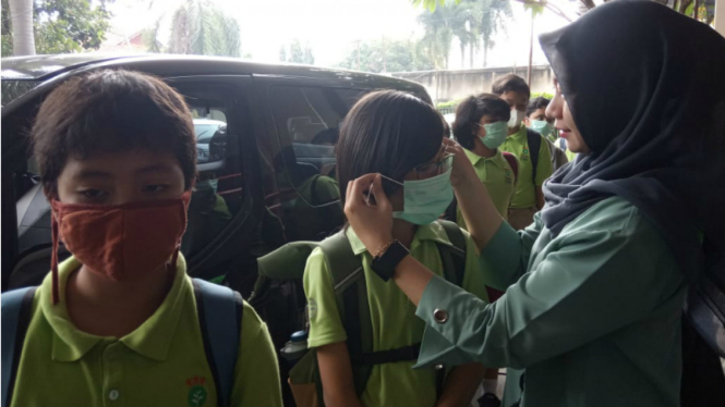 Siswa sekolah dicek suhu tubuhnya sebagai antisipasi virus corona