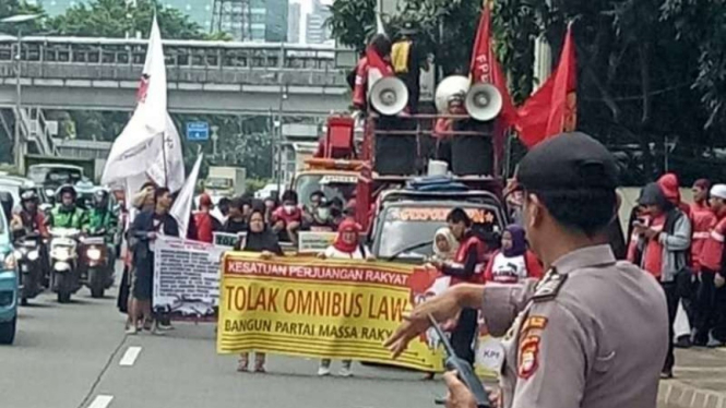 Mahasiswa menggelar unjuk rasa menolak RUU Omnibus Law Cipta Kerja di DPR.