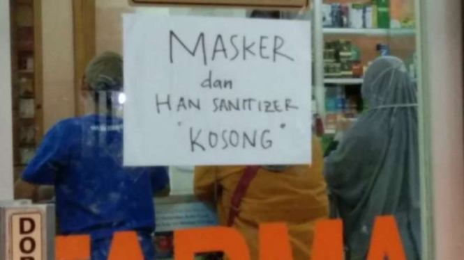 Sebuah apotek di Semarang memasang pengumuman soal kelangkaan masker. (Foto ilustrasi).