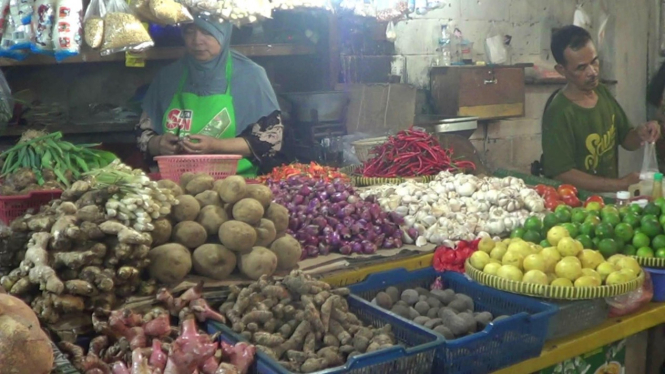 Pedagang sayur dan rempah-rempah di pasar tradisional Kemirimuka Beji, Depok