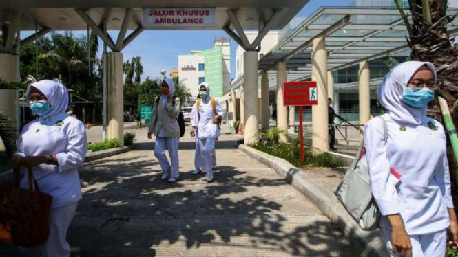 Pekerja rumah sakit menggunakan masker di RSPI Sulianti Saroso Jakarta