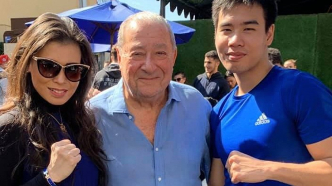 Milasari Kusumo Anggraini dan anaknya Verrel Dylastra bersama Bob Arum