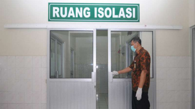 Petugas menunjukkan ruang isolasi di RSUD Pandan Arang Boyolali, Jawa Tengah