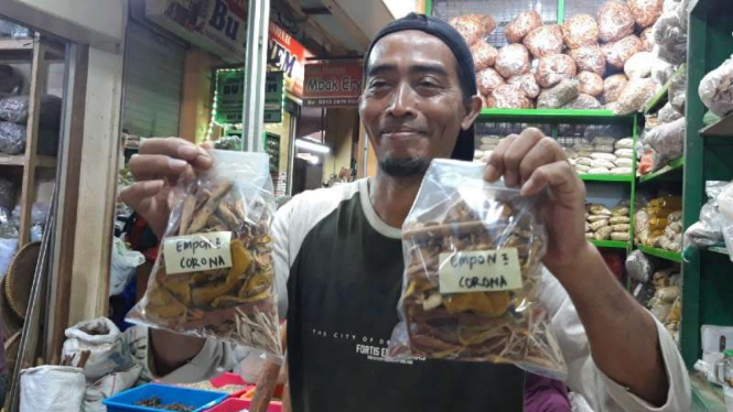 Purwoko, pedagang empon-empon corona di Pasar Beringharjo.