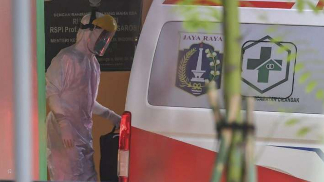 Petugas membawa barang milik pasien ke ruang isolasi di RSPI Sulianti Saroso (Foto ilustrasi)