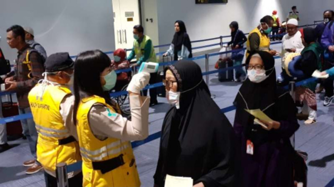 Jemaah umrah menjalani pemeriksaan kesehatan di Bandara Soekarno-Hatta.