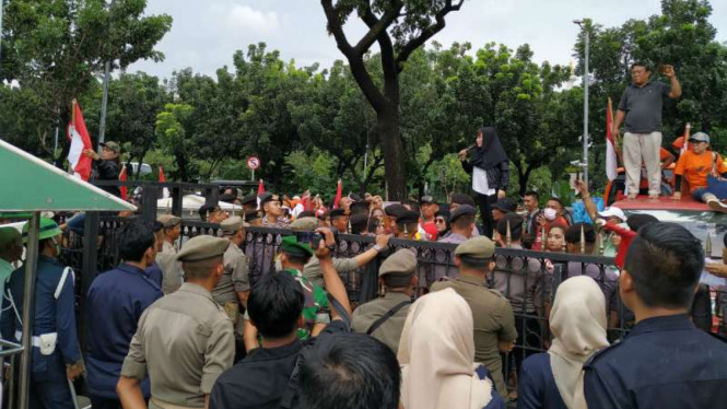 Massa Gerakan Jaga Indonesia (GJI) saat unjuk rasa di Balai Kota DKI, Jakarta.