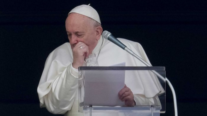 Paus sempat mengalami batuk-batuk dan mengusap hidungnya.