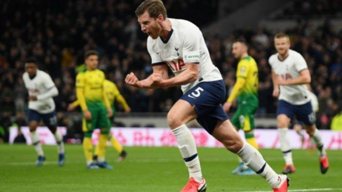 Bek Tottenham, Jan Vertonghen, merayakan gol