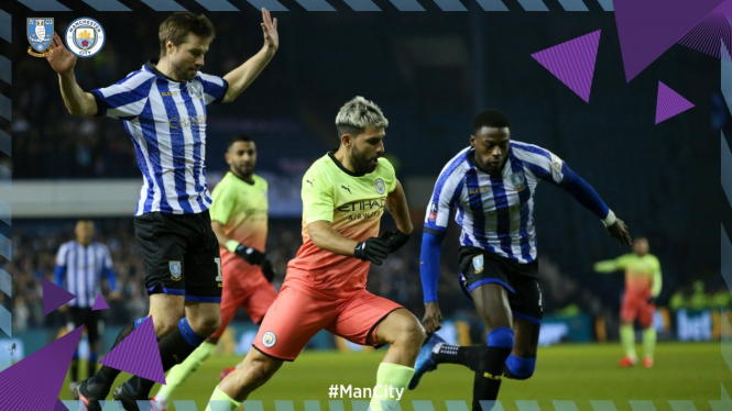 Penyerang Manchester City, Sergio Aguero dikepung bek Sheffield Wednesday