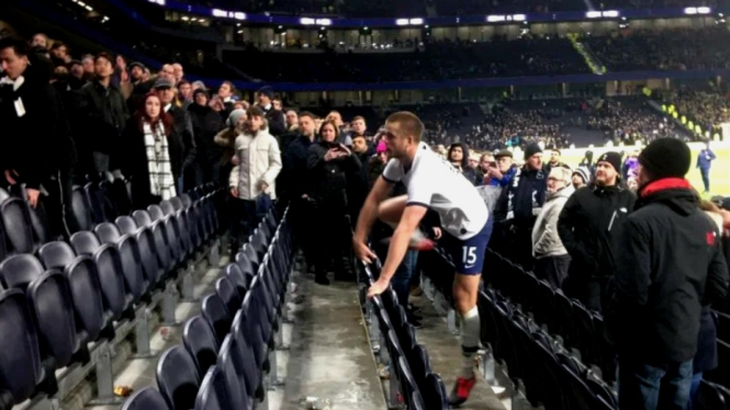 Gelandang Tottenham Hotspur, Eric Dier masuk tribun penonton
