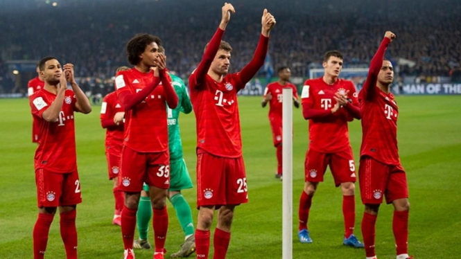 Pemain Bayern Munich melakukan selebrasi