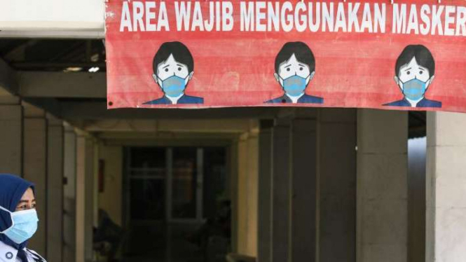Petugas menggunakan masker di RSPI Sulianti Saroso Jakarta