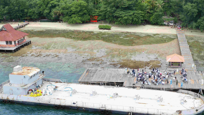 WNI ABK Diamond Princess berjalan setibanya di Pulau Sebaru Kecil