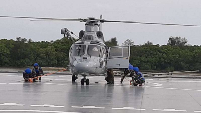 Helikopter TNI siaga di Pulau Sebaru Kecil.