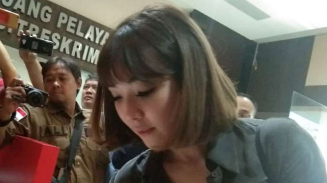 Pesinetron Gisella Anastasia di Markas Polda Jatim di Surabaya.