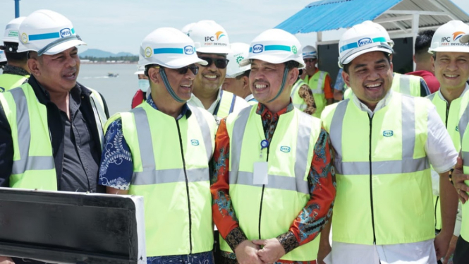 Wakil Gubernur Kalbar, Ria Norsan mendampingi Sejumlah Anggota  Komisi V DPR RI meninjau pelabuhan Kijing.[suarakalbar/Dian Sastra]