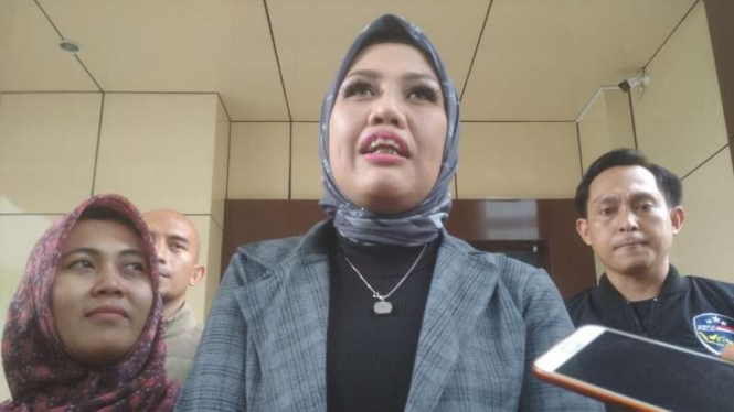 Elly Sugigi usai diperiksa di Markas Polda Jatim di Surabaya