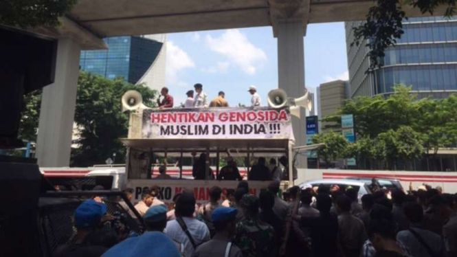 Massa FPI-212 menggelar demonstrasi di depan kantor Kedubes India, Jakarta.